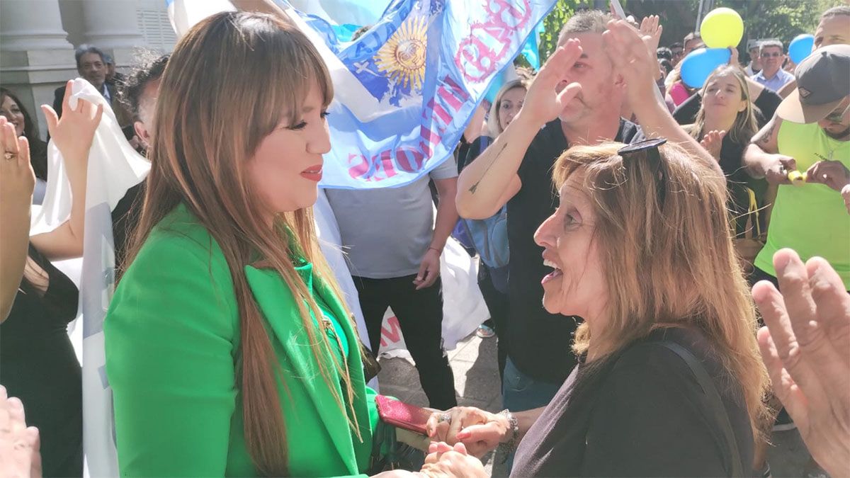 Janina Ortiz recibió apoyo al momento de su jura como diputada provincial. Janina Ortiz recibió apoyo al momento de su jura como diputada provincial.
