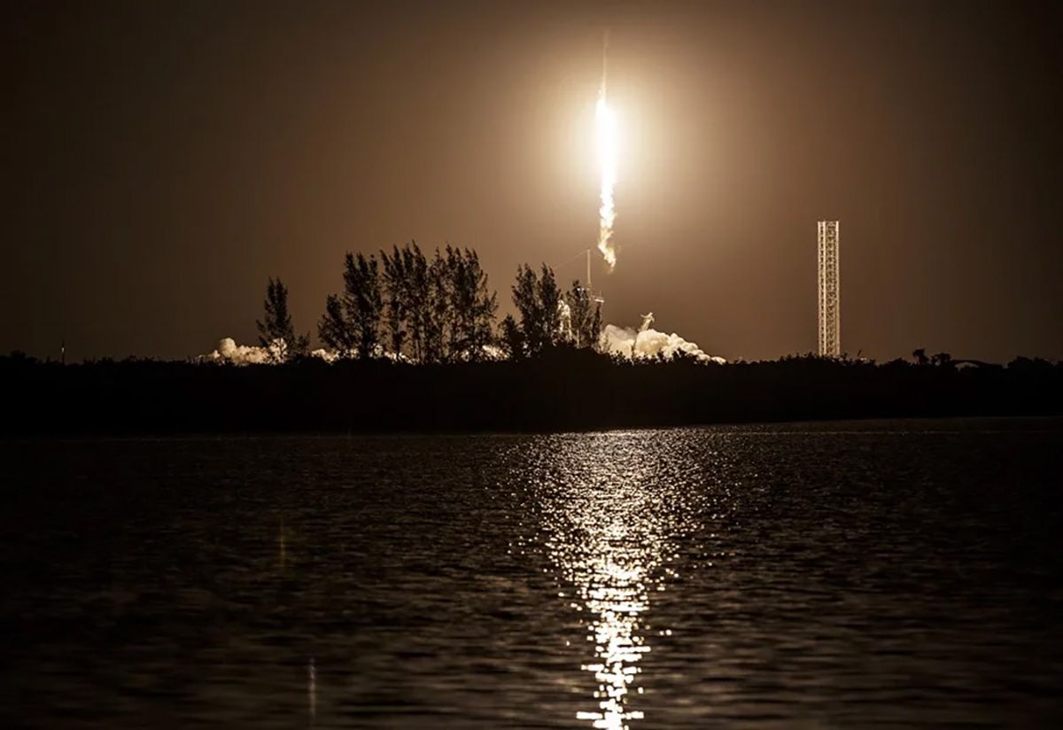 La misión SpaceX CRS-32 de la NASA en una nave espacial SpaceX Dragon en un cohete Falcon 9 despegando del Complejo de Lanzamiento 39A en Florida, EE.UU. Crédito: EFE/EPA/CRISTOBAL HERRERA-ULASHKEVICH.