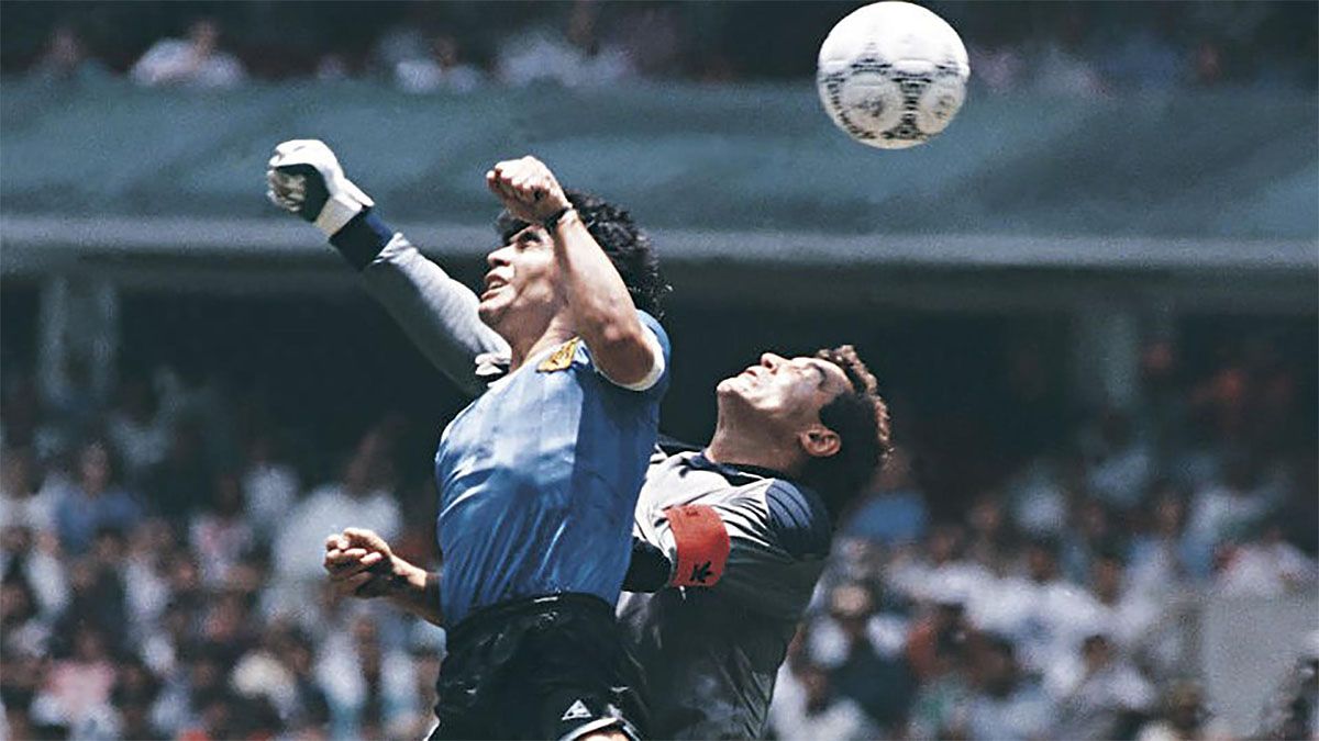 Diego Maradona es protagonista de La Mano de Dios en el Mundial de México 86 ante Inglaterra.