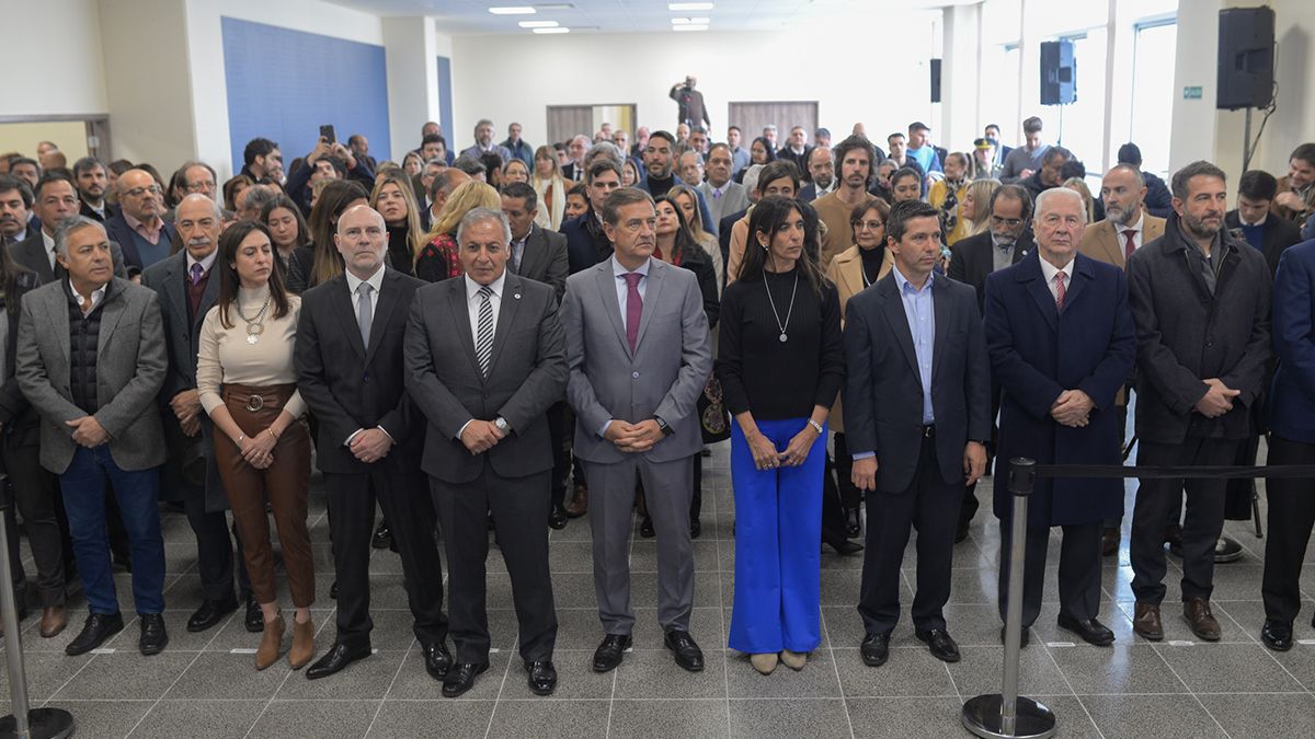 La plana completa del Poder Judicial junto al gobernador Rodolfo Suarez; el senador nacional Alfredo Cornejo; la jefa de los Defensores oficiales, Cecilia Saint André; el presidente de la Corte, Dalmiro Garay; el procurador de la Corte, Alejandro Gullé; la senadora Natacha Eisenchlas, el diputado Andrés Lombardi, el magistrado Pedro Llorente y el ministro de Gobierno, Víctor Ibañez, entre otros funcionarios.