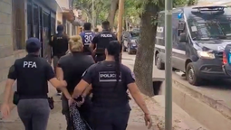 Las tres personas detenidas durante el allanamiento que realizó la Policía Federal en una casa de la Ciudad de Mendoza. Las tres personas detenidas durante el allanamiento que realizó la Policía Federal en una casa de la Ciudad de Mendoza.