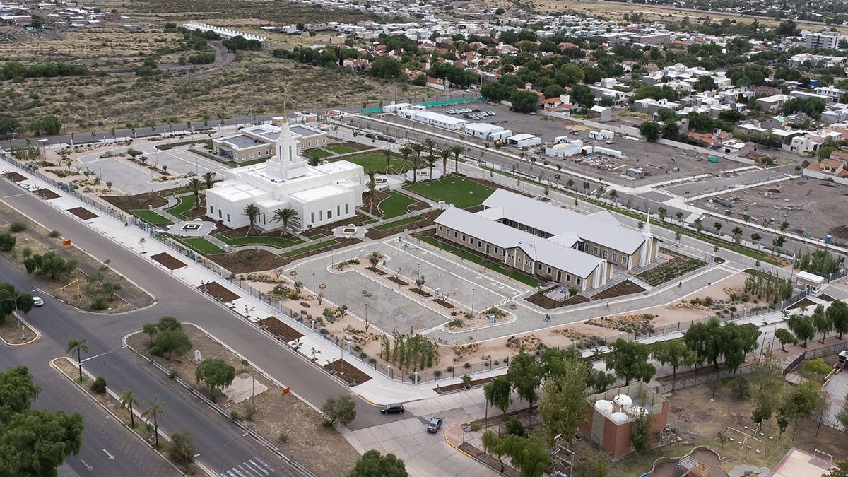 El templo mormón se ve enorme, incluso desde el aire. El templo mormón se ve enorme, incluso desde el aire.
