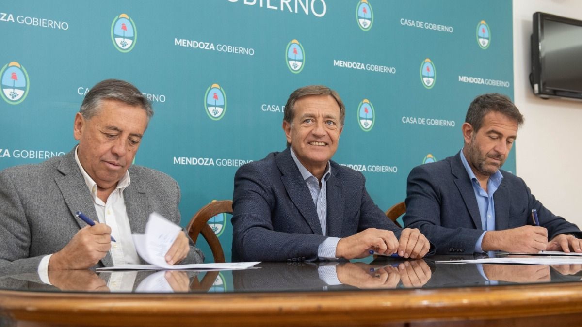 El gobernador Suarez junto a Sergio Marinelli (Irrigación) y Mario Isgro (Planificación e Infraestructura).