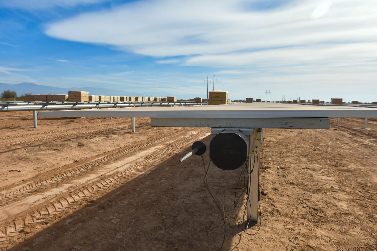 El parque solar emplea mano de obra local y se contrató a mujeres por la prolijidad y el detalle en los ensambles de las piezas. El parque solar emplea mano de obra local y se contrató a mujeres por la prolijidad y el detalle en los ensambles de las piezas.