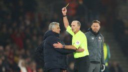 Insólito: Mourinho fue amonestado por espiar la táctica del equipo rival