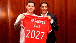 Enzo Fernández y el histórico Rui Costa, en la presentaación del ex River en Benfica.