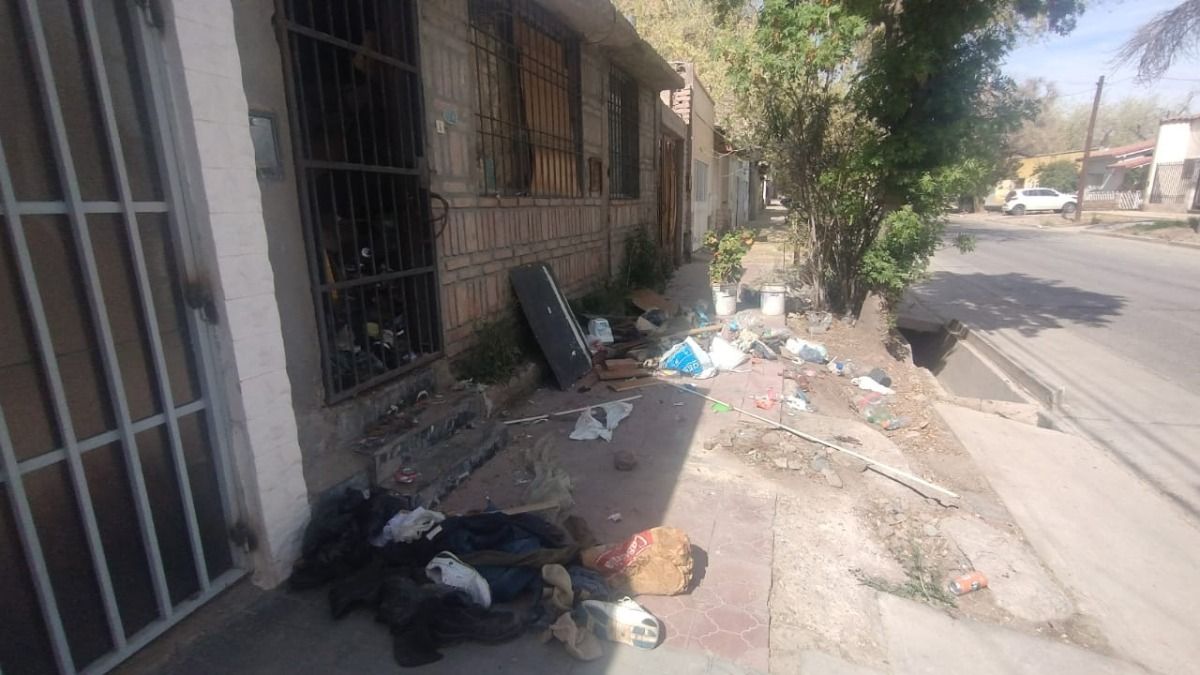 La puerta del domicilio donde se halló el cadáver del hombre. 