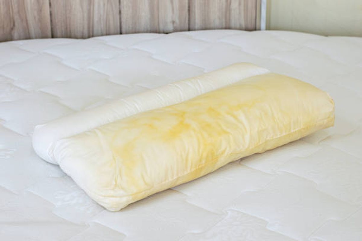 Descubr&iacute; la raz&oacute;n por la que tus almohadas tienen manchas amarillentas.