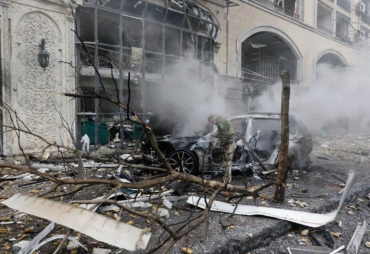 Daños causados por un ataque con misiles en Kiev, Ucrania este 20 de diciembre. Crédito: EFE/EPA/Sergey Dolzhenko. Daños causados por un ataque con misiles en Kiev, Ucrania este 20 de diciembre. Crédito: EFE/EPA/Sergey Dolzhenko.