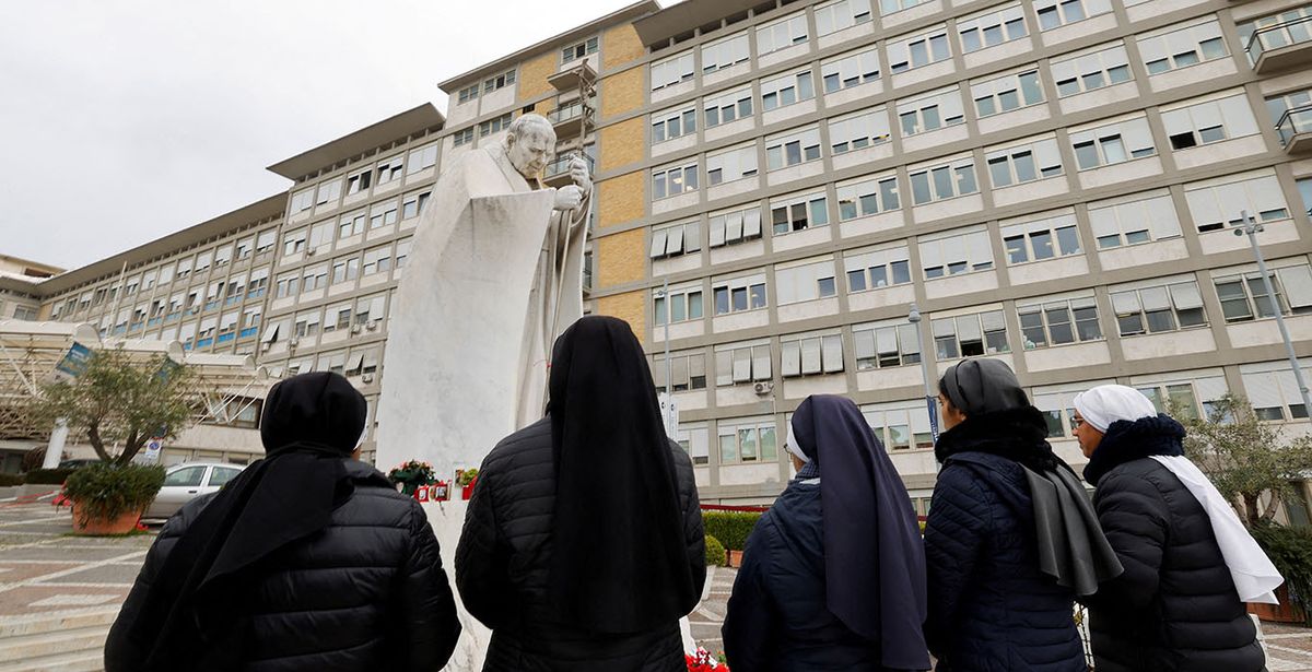 Vigilia por el Papa Francisco frente al Policlínico Gemelli