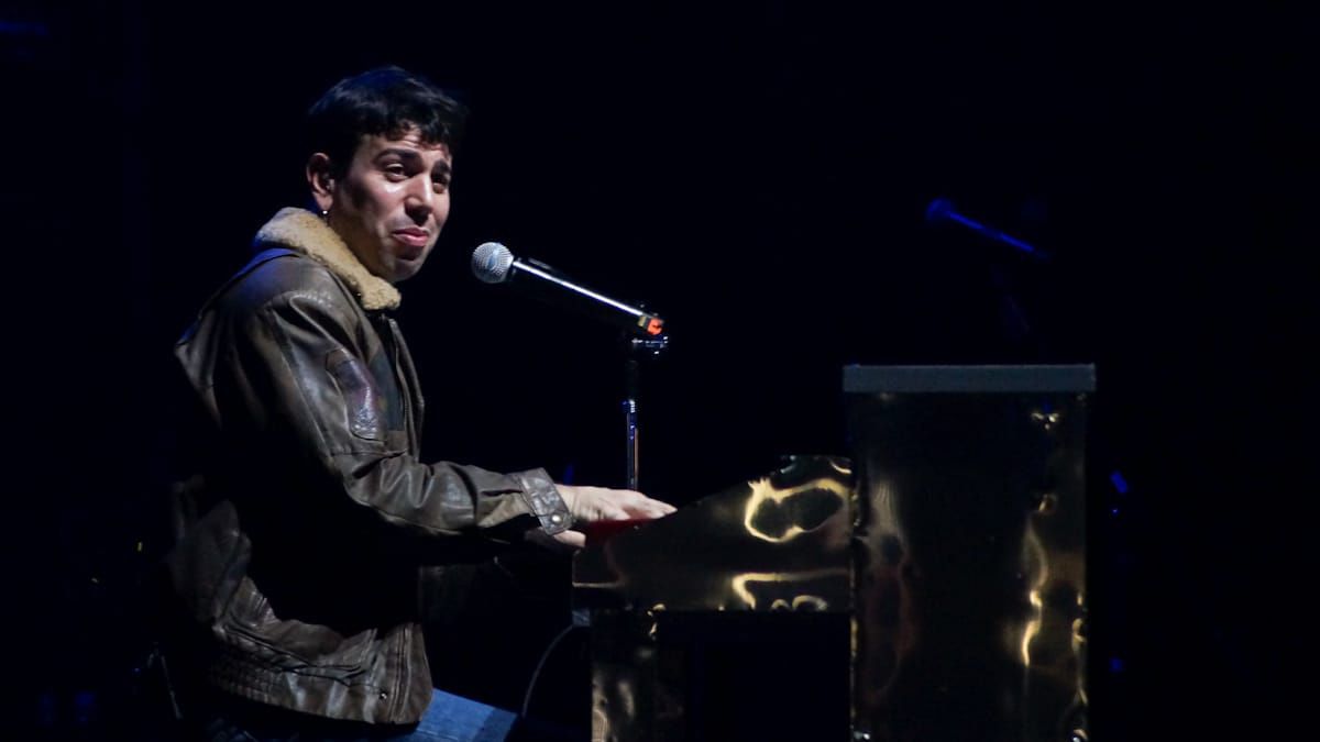 El show tuvo un set acústico solamente con Sujatovich en el piano. El show tuvo un set acústico solamente con Sujatovich en el piano.