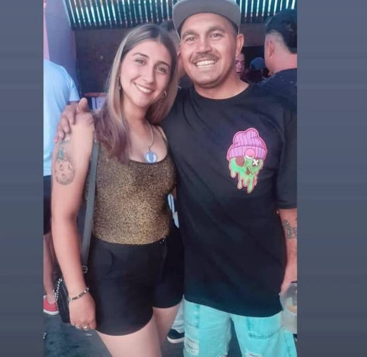 Carla Del Souc junto al hombre que la terminó matando a cuchillazos. Después de ultimarla, el sujeto se suicidó. Carla Del Souc junto al hombre que la terminó matando a cuchillazos. Después de ultimarla, el sujeto se suicidó.
