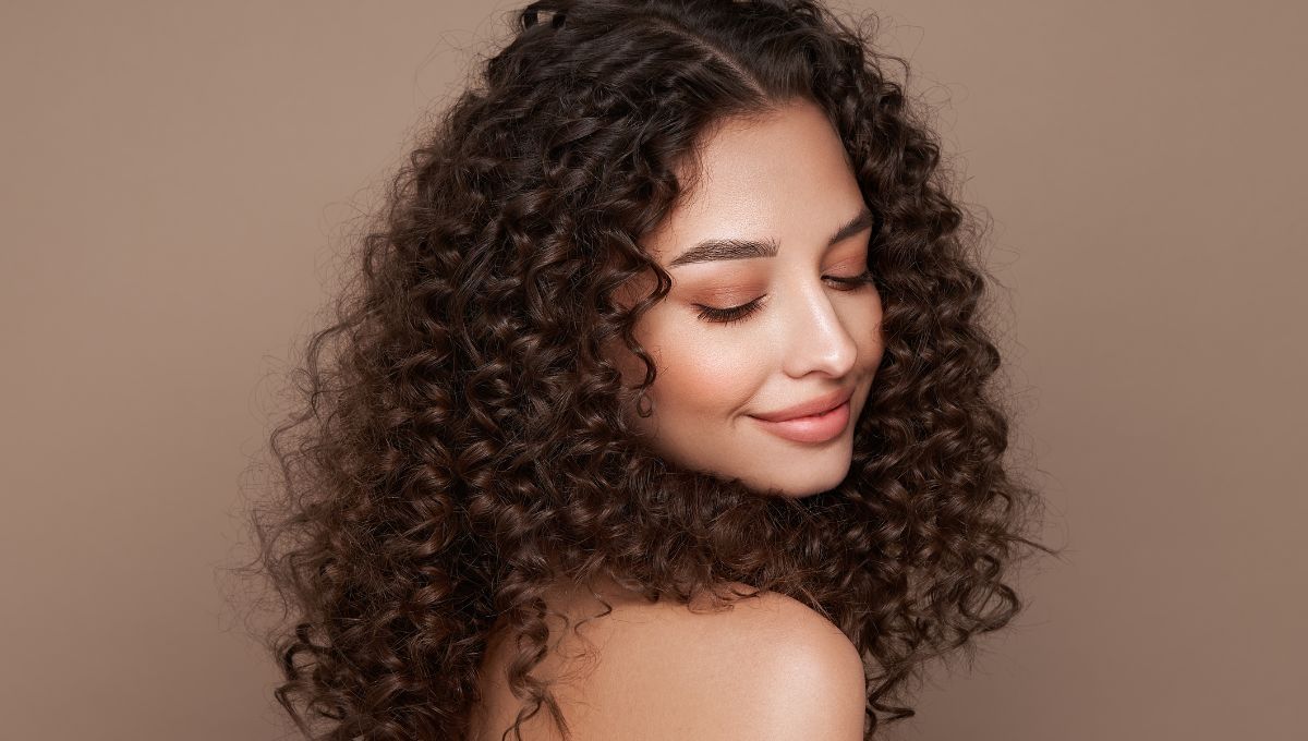 Los rulos deben hidratarse todo el tiempo para que no pierdan su forma y no tengan frizz.&nbsp;