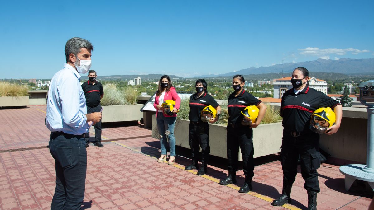 En la terraza del edificio de la Municipalidad de Capital, el intendente Ulpiano Suarez y otras autoridades distinguieron a las cuatro bomberas que integran la primera dotación del Cuerpo de Bomberos Voluntarios de Ciudad. Ellas son &nbsp;Florencia Díaz, Giselle López Vergara, Patricia Méndez, Marta Fisher Kroker.