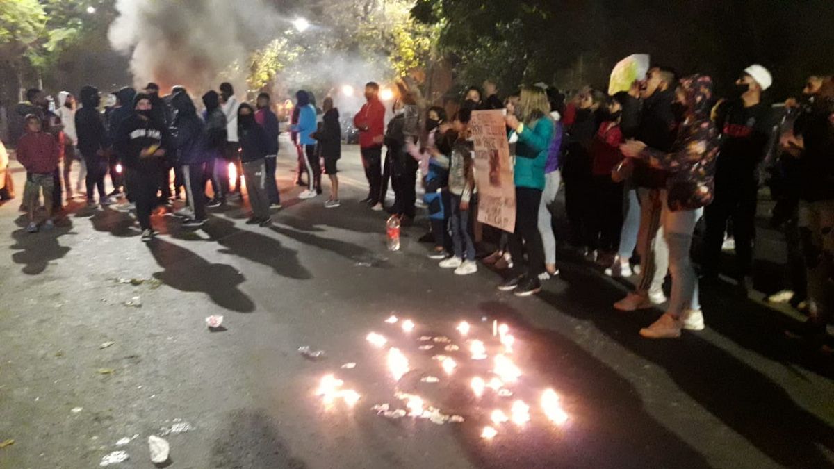 El sábado a la noche un grupo de personas se manifestó frente a la comisaría 36 de Las Heras. El sábado a la noche un grupo de personas se manifestó frente a la comisaría 36 de Las Heras.
