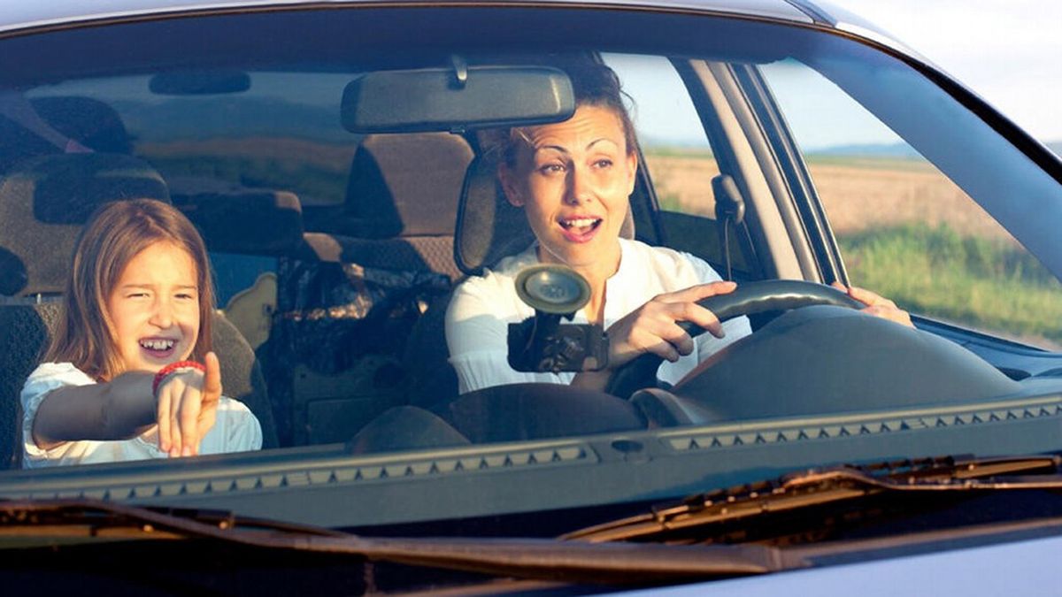 Los niños menores de 10 años no deben viajar en el asiento delantero. Los niños menores de 10 años no deben viajar en el asiento delantero.