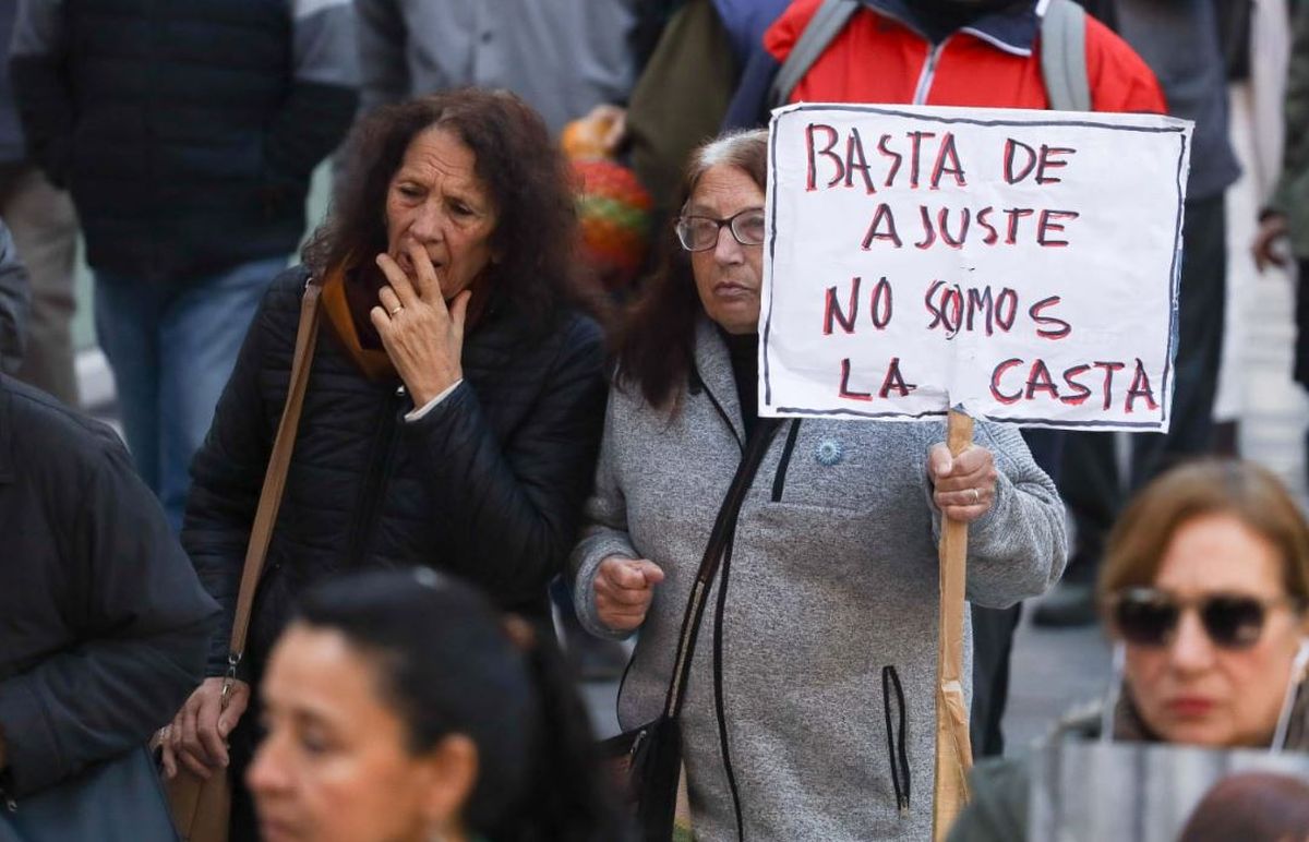 Los jubilados volvieron a reclamar por la cobertura de medicamentos y una mejora salarial. Muchos no tienen sueldos superiores a los $300.000. Los jubilados volvieron a reclamar por la cobertura de medicamentos y una mejora salarial. Muchos no tienen sueldos superiores a los $300.000.