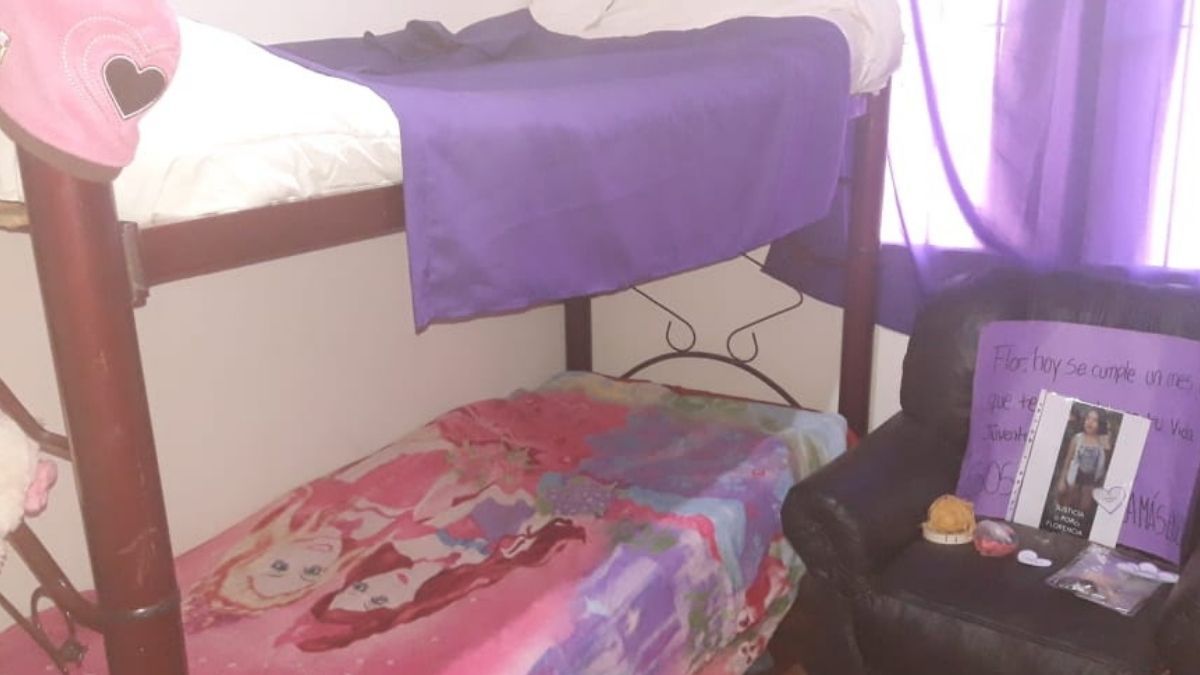 La habitación de una adolescente que todavía no ha dejado de ser una niña. Sobre la cama, aún está puesto el alcolchado de las princesas de Disney