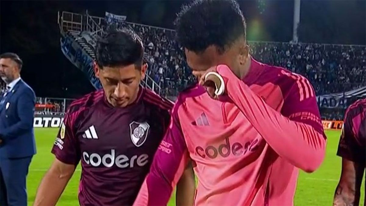Rodrigo Aliendro consuela a Miguel Borja tras su lesión en River.