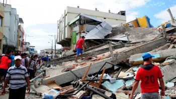 Se elevó a 525 el número de muertos por potente sismo en Ecuador