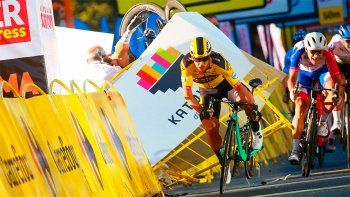 Impresionante caída en el Tour de Polonia: chocó contra las vallas e impactó contra un juez