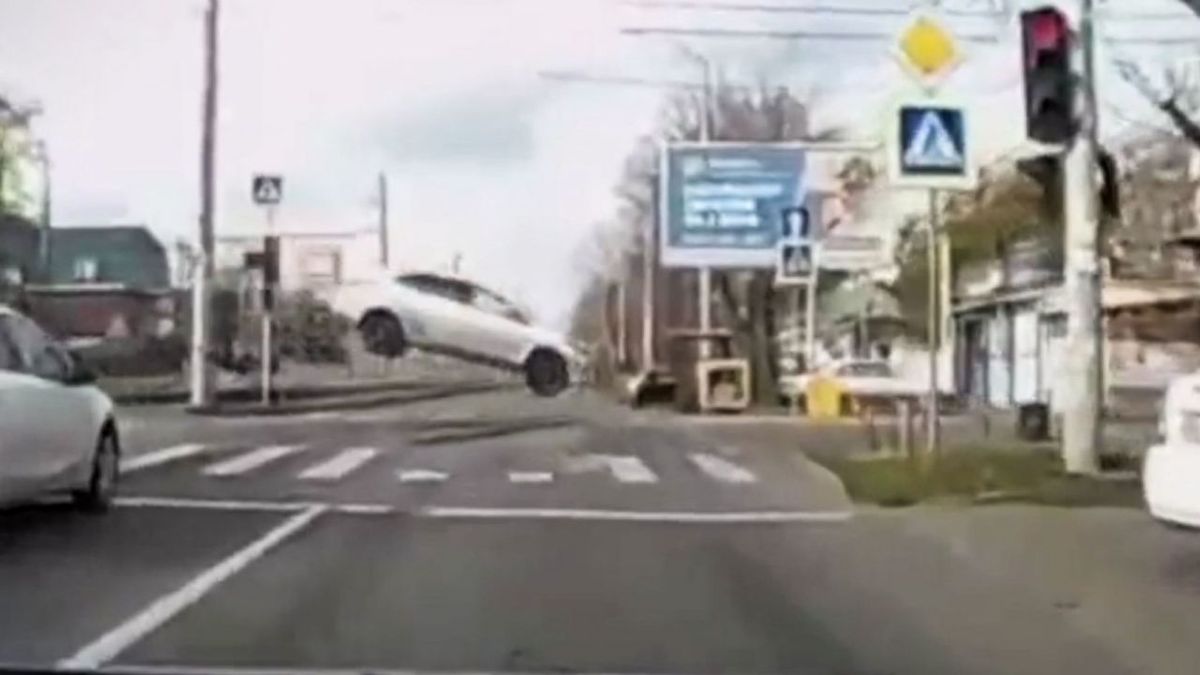 Auto volador. Video: ¡Impresionante salto de un auto volador!