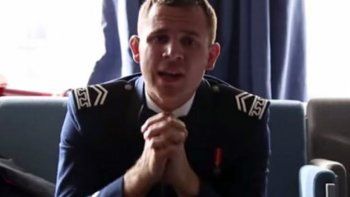 Un cadete de las Fuerzas Aéreas pide una cita a Taylor Swift