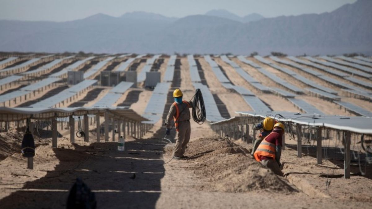 Trabajadores instalan paneles solares en una planta en Cafayate, provincia de Salta, Argentina, construida por PowerChina. El sector energético ha sido uno de los focos de la inversión china en América Latina y el Caribe (Imagen: Martin Zabala / Alamy) Trabajadores instalan paneles solares en una planta en Cafayate, provincia de Salta, Argentina, construida por PowerChina. El sector energético ha sido uno de los focos de la inversión china en América Latina y el Caribe (Imagen: Martin Zabala / Alamy)