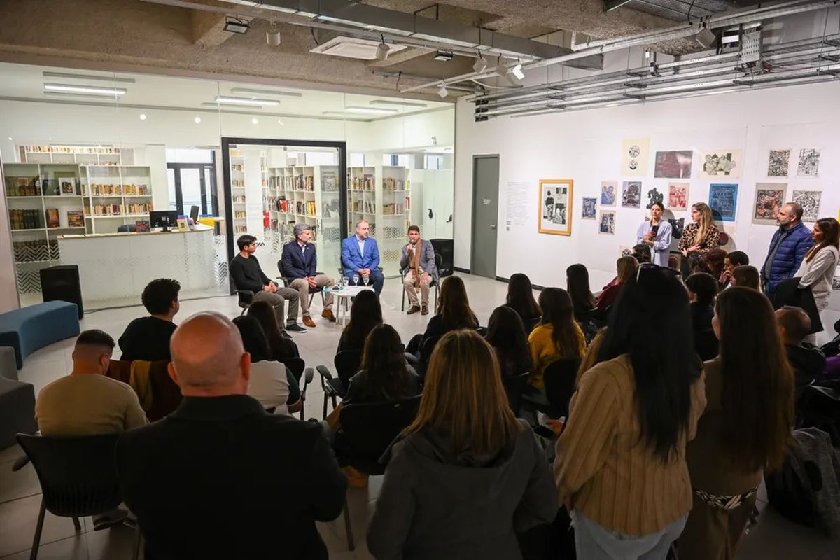 En un encuentro con autoridades municipales, los alumnos que viajarán a Normandía se despidieron de la provincia. En un encuentro con autoridades municipales, los alumnos que viajarán a Normandía se despidieron de la provincia.