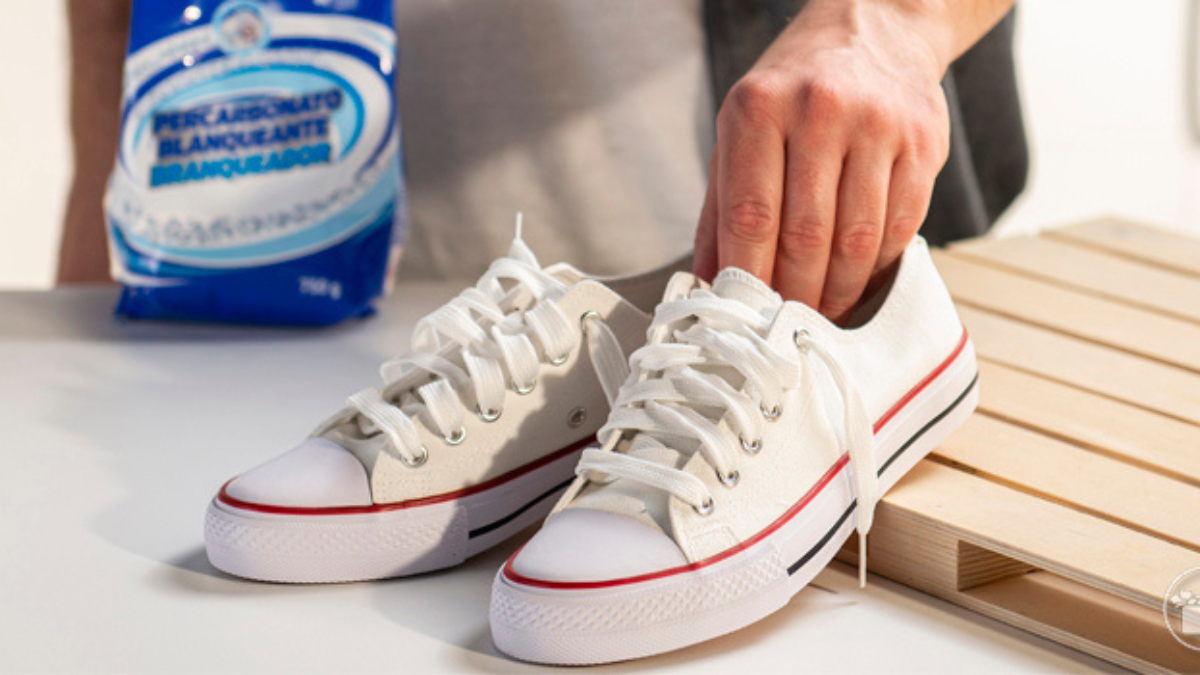 Las zapatillas blancas de lona quedarán como nuevas con un solo lavado.