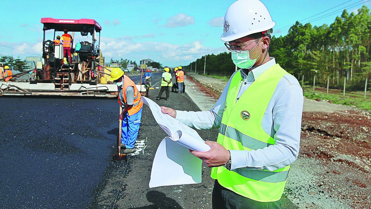 Un director chino para el proyecto de la expansión de una carretera en Nairobi, Kenia, trabaja en un sitio de construcción en abril. LONG LEI / XINHUA