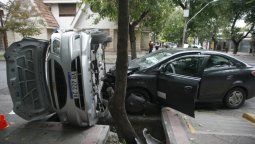 Fuerte colisión y vuelco en pleno centro dejó a tres personas heridas