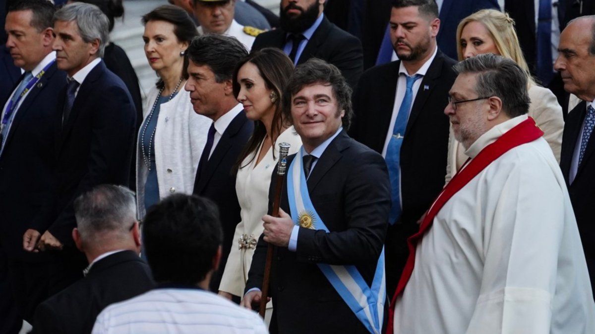 El presidente Javier Milei en la catedral de Buenos Aires. A pocos centímetros, Nicolás Posse.