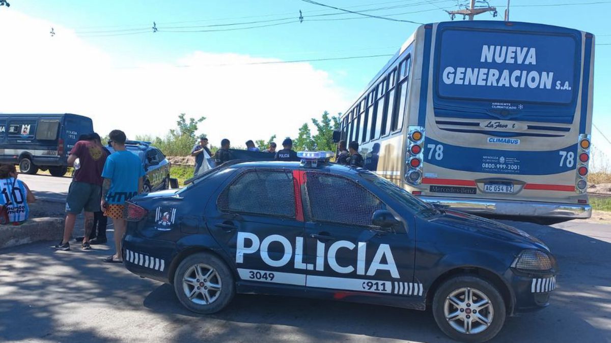 Imagen posterior al accidente fatal ocurrido en San Martín, donde murió el joven Brian Ponce, al chocar su moto contra un micro de la empresa Nueva Generación.