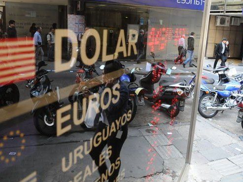 Sólo el 10 por ciento de quienes pueden hacerlo quiso comprar dólares, tras flexibilizar el cepo