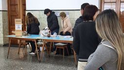 La encuesta de Demokratia asegura que el 30% de los consultados define su voto en la fila camino al cuarto oscuro. La encuesta de Demokratia asegura que el 30% de los consultados define su voto en la fila camino al cuarto oscuro.