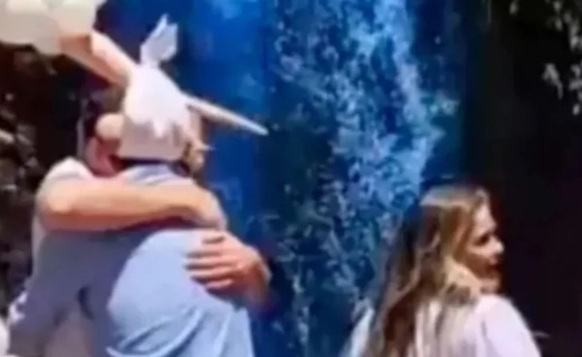 ¡Qué hacen! Indignación: una pareja pintó una cascada para revelar el sexo de su bebé.