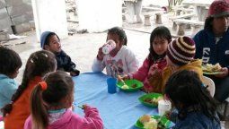 Les negaron la apertura de un edificio municipal y almorzaron a la intemperie