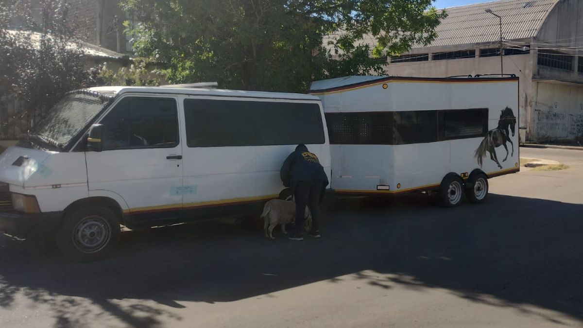 La camioneta marca Renault, modelo traffic, que tiraba una casilla rodante, era conducida por el turista que fue imputado. La camioneta marca Renault, modelo traffic, que tiraba una casilla rodante, era conducida por el turista que fue imputado.