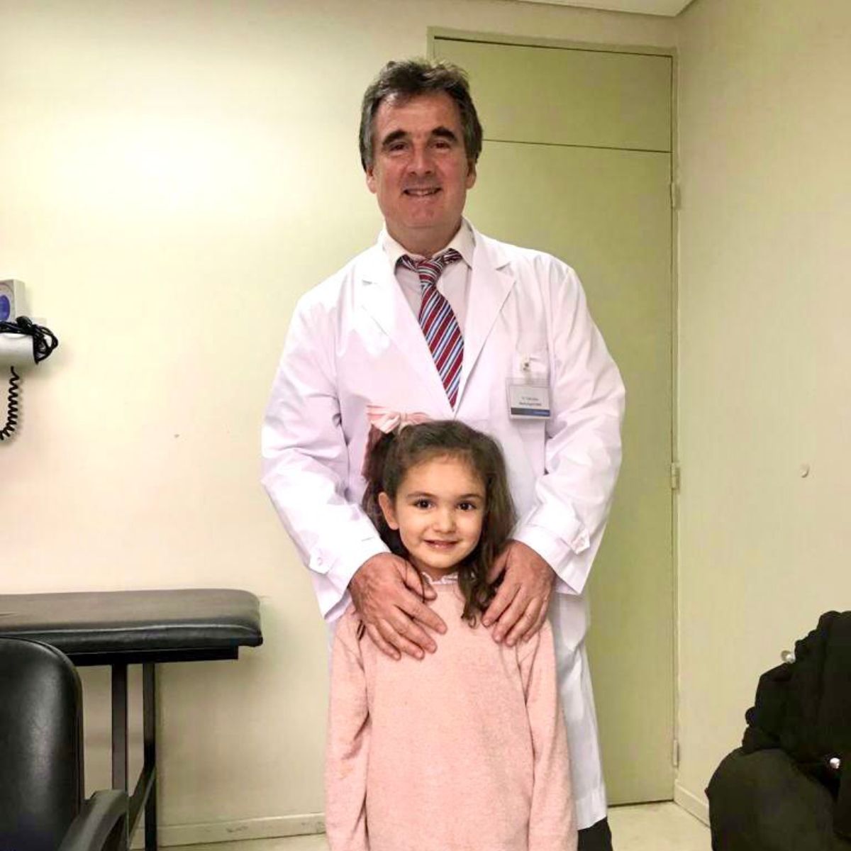 Catalina y el neurocirujano que le extrajo el tumor del cráneo, Fidel Pedro Sosa, se despiden.