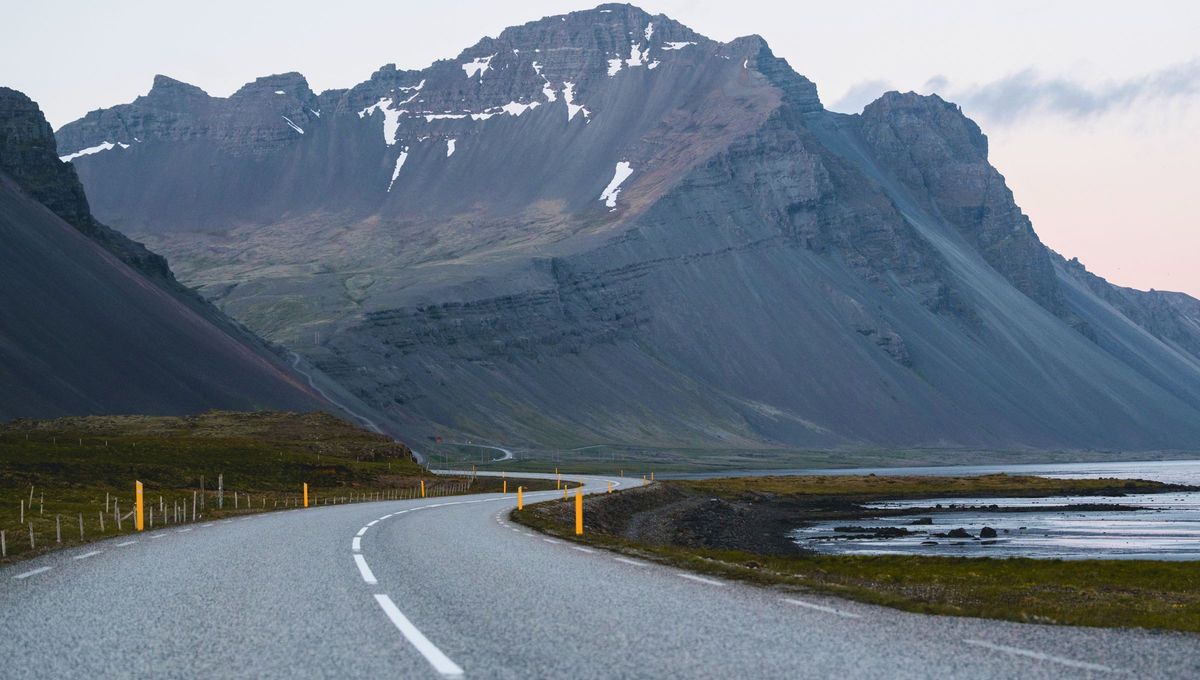 Esta línea se utiliza para dividir una avenida en carriles y dirigir el tránsito Esta línea se utiliza para dividir una avenida en carriles y dirigir el tránsito