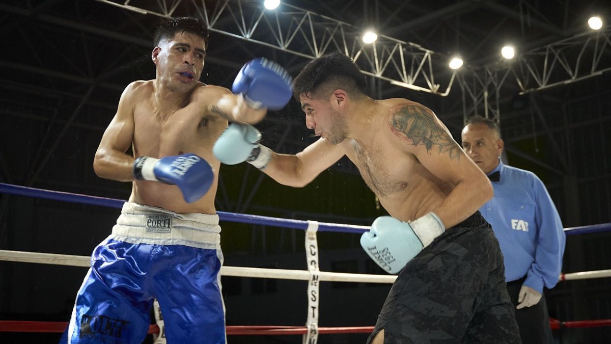 Gonzalo Fassola (izq.) retornó a los rings de boxeo profesional y sumó su segunda caída ante el jujeño Villarreal Ruiz.