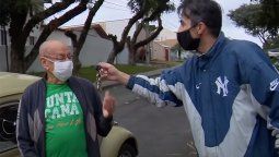 Marcelo Siqueira. El docente no puede creer la sorpresa que le dieron sus exalumnos.&nbsp;