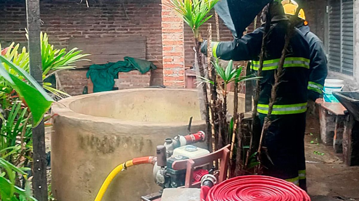 Los bomberos tuvieron un duro trabajo para rescatar el cuerpo de la mujer del aljibe, que estaba a cuatro metros de profundidad Los bomberos tuvieron un duro trabajo para rescatar el cuerpo de la mujer del aljibe, que estaba a cuatro metros de profundidad