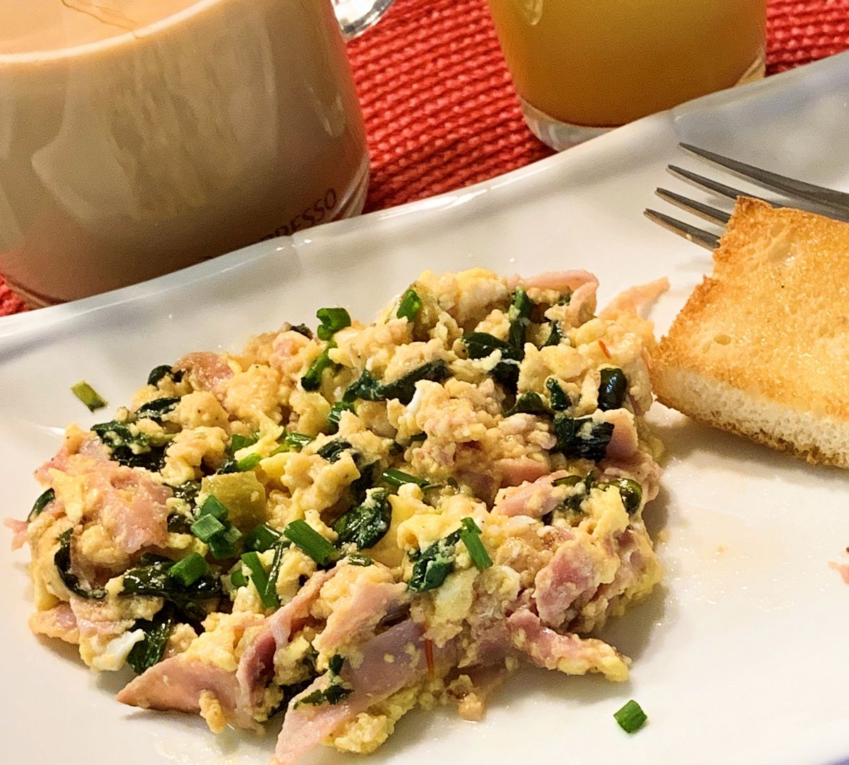 Si no quieres que los huevos sean fritos, puedes prepararlos revueltos también. Si no quieres que los huevos sean fritos, puedes prepararlos revueltos también.