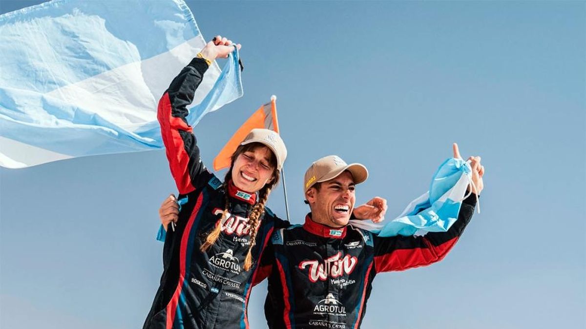 Nicolás Cavigliasso y Valentina Pertegarini celebran su triunfo como campeones de la categoría Challenger del Rally Dakar tras llegar a la meta. Nicolás Cavigliasso y Valentina Pertegarini celebran su triunfo como campeones de la categoría Challenger del Rally Dakar tras llegar a la meta.
