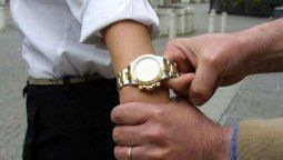 Quiso vender un reloj Festina valuado en $40.000 por Marketplace de Facebook y lo detuvo un policía que se hizo pasar un comprador.