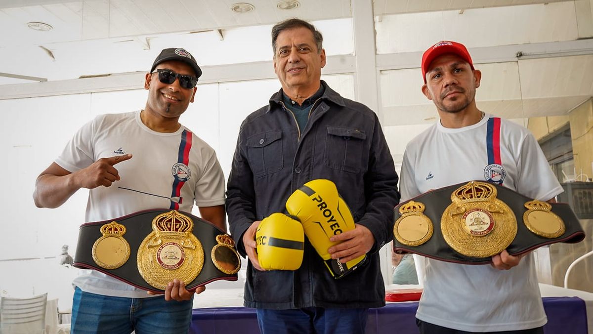 El pasado mes de julio se inauguró la escuela de boxeo en el club Mendoza de Regatas. Allí el presidente Jorge Aguirre Toum presentó a los profes, nada menos que los ex campeones mundiales Jonathan Barros y Juan Carlos Reveco. El pasado mes de julio se inauguró la escuela de boxeo en el club Mendoza de Regatas. Allí el presidente Jorge Aguirre Toum presentó a los profes, nada menos que los ex campeones mundiales Jonathan Barros y Juan Carlos Reveco.