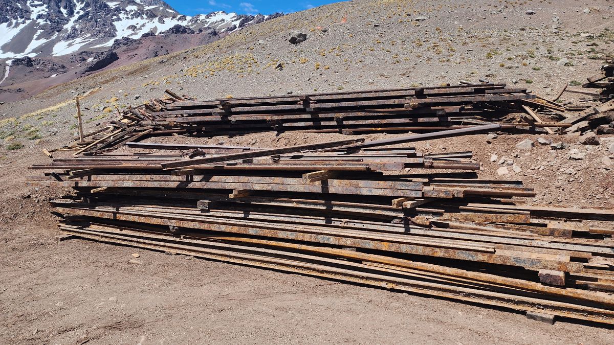 Durmientes y restos de vías se observan al costado del camino que realizaba el tren en la cordillera mendocina. Durmientes y restos de vías se observan al costado del camino que realizaba el tren en la cordillera mendocina.