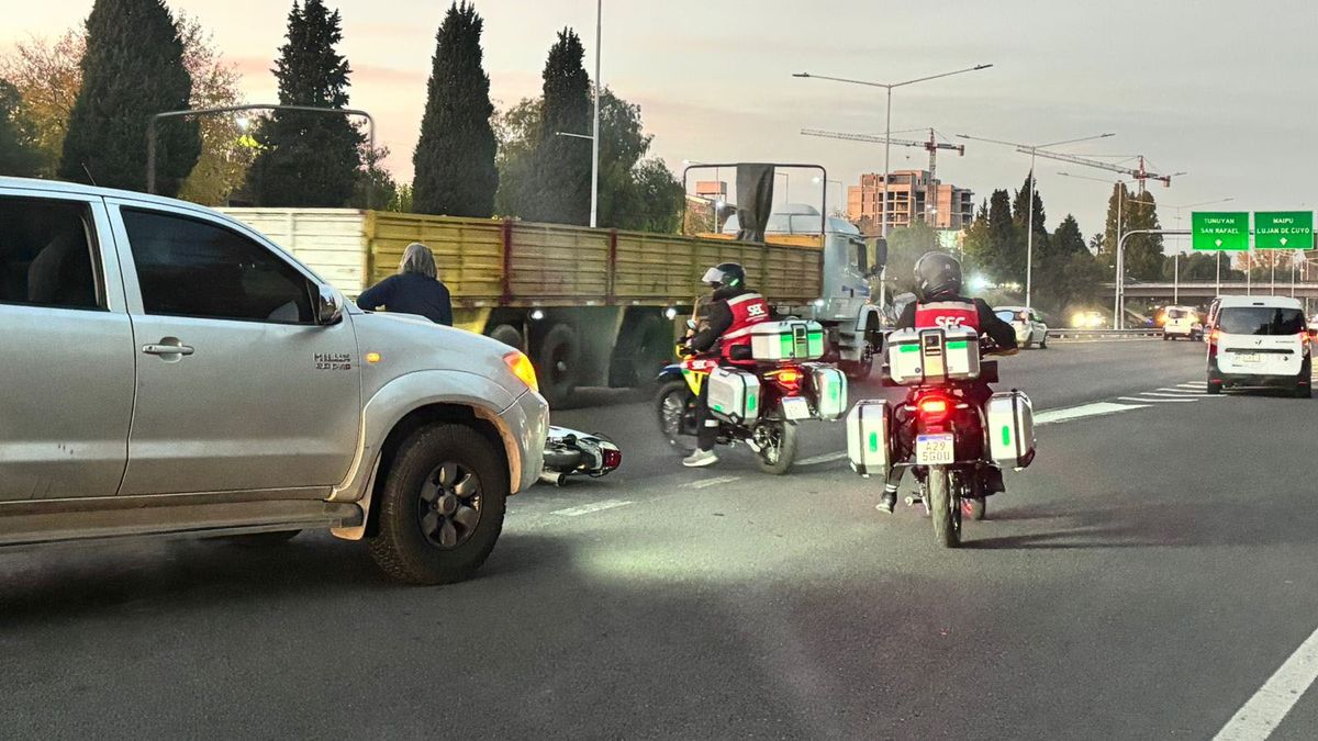 El segundo accidente ocurrió en el Acceso Sur y calle Lamadrid, de Guaymallén, donde una motociclista cayó al asfalto tras ser encerrada. El segundo accidente ocurrió en el Acceso Sur y calle Lamadrid, de Guaymallén, donde una motociclista cayó al asfalto tras ser encerrada.
